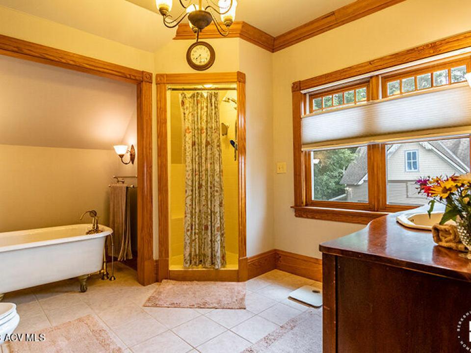 WaterfrontColonialInTupperLake_Bathroom1