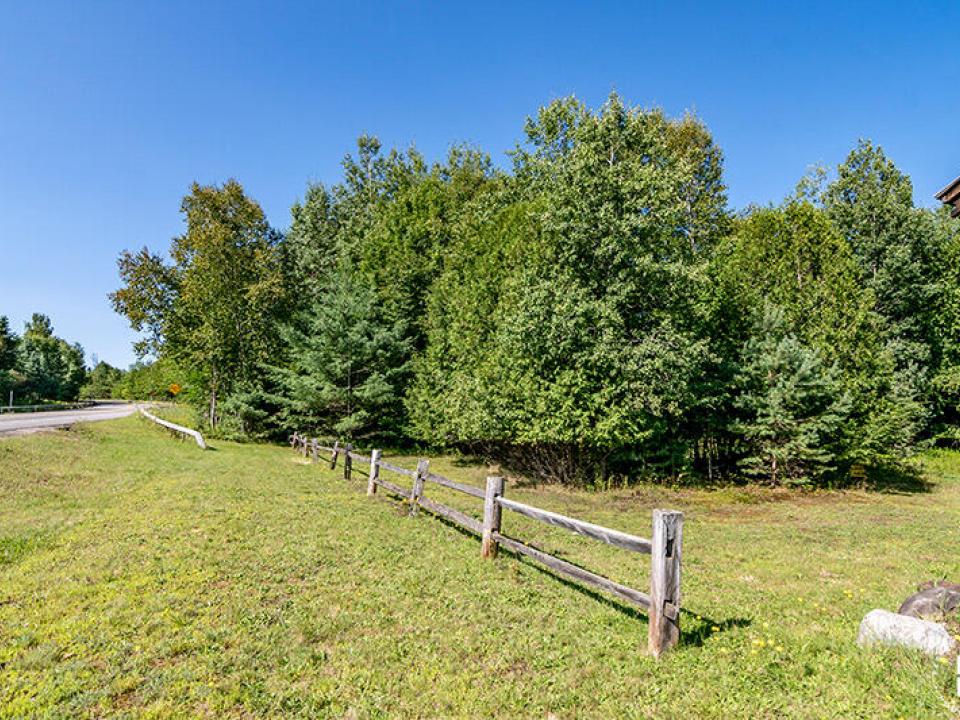 LotOnEdgewoodInSaranacLake_Fence_Road