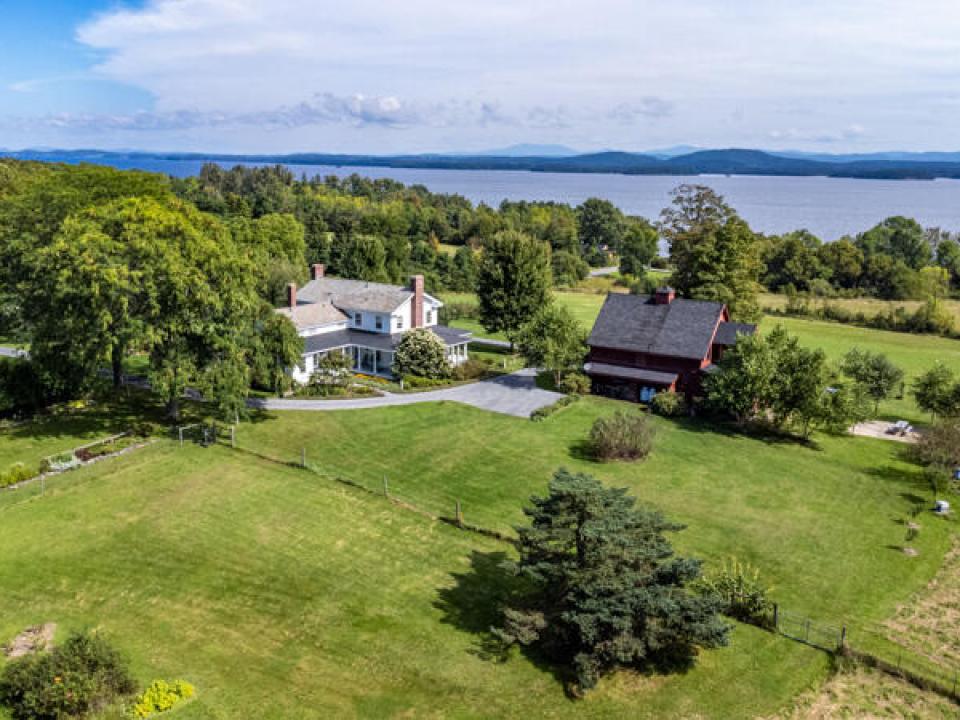 Farmhouse_Barn_Main