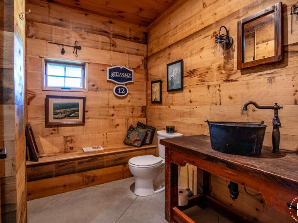 SpectacularFarmhouseInEssex_Barn_Bathroo