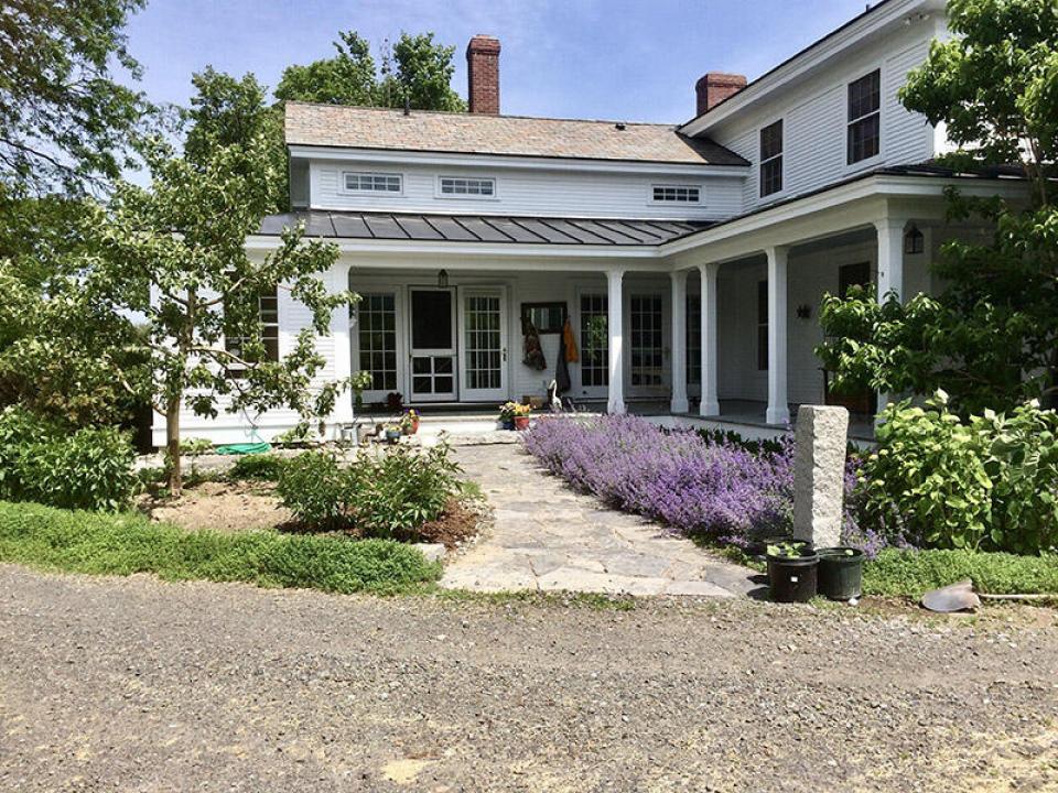 WillettFarmhouse_Gardens_Front_Entry