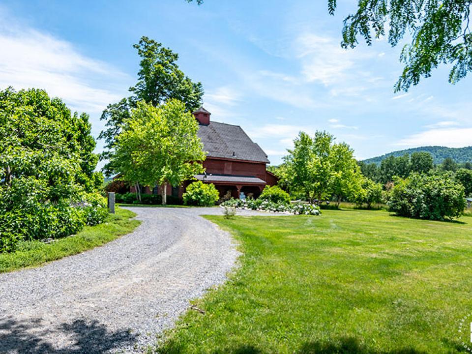 WillettFarmInEssex_Summer_Barn_Exterior_