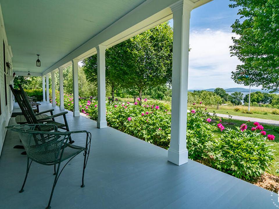 WillettFarmInEssex_Summer_CoveredPorch_F