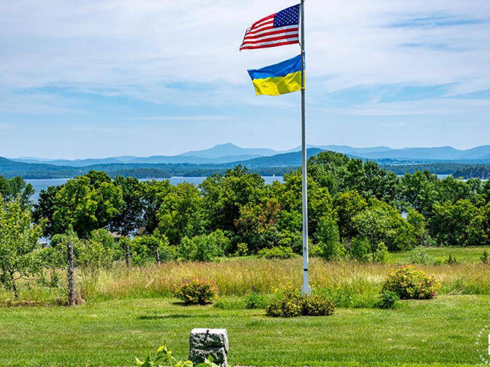 WillettFarmInEssex_Summer_View_Flags_Lak