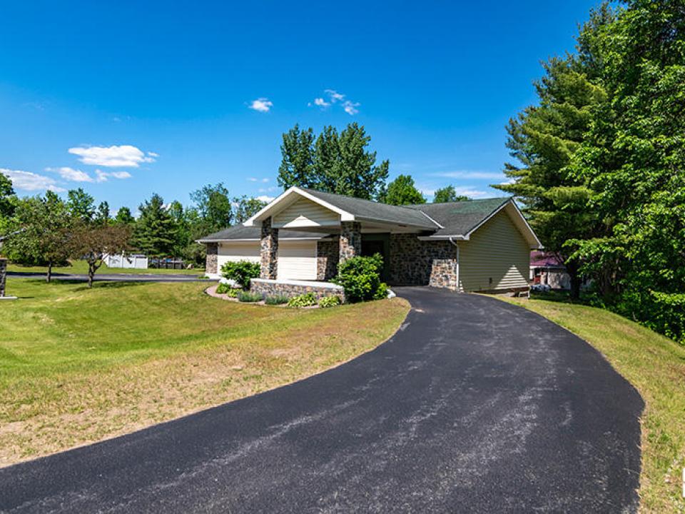 PropertyOnRandHillRoad_Exterior_Front_R