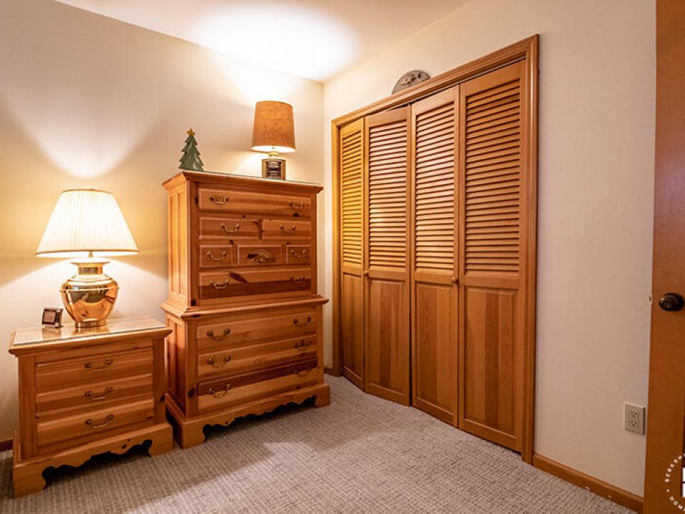 Lakeside29CondoInLakePlacid_Bedroom1_Clo