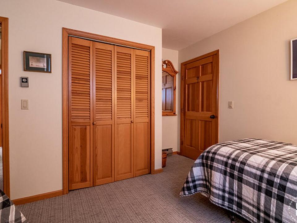 Lakeside29CondoInLakePlacid_Bedroom2_Clo