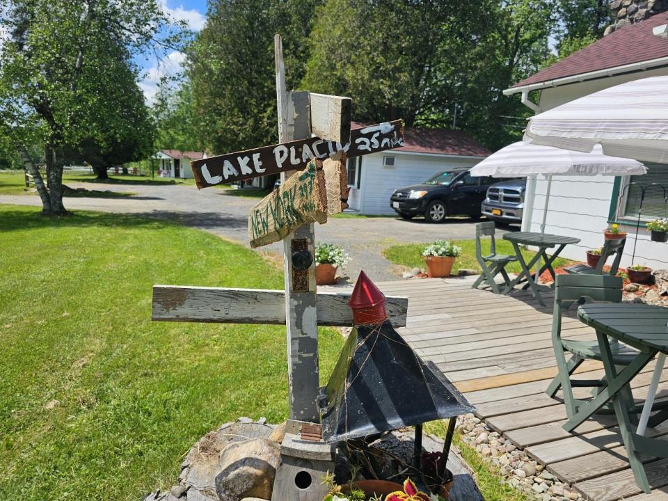 Northwood Cabins - directional sign