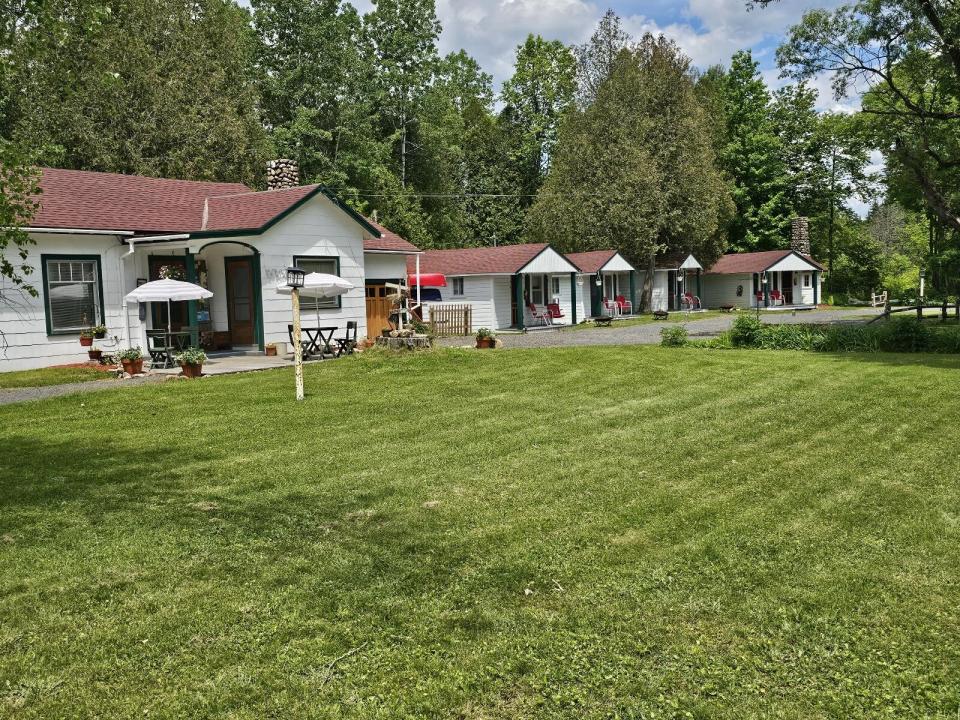 Northwood Cabins - ext of a few cabins w