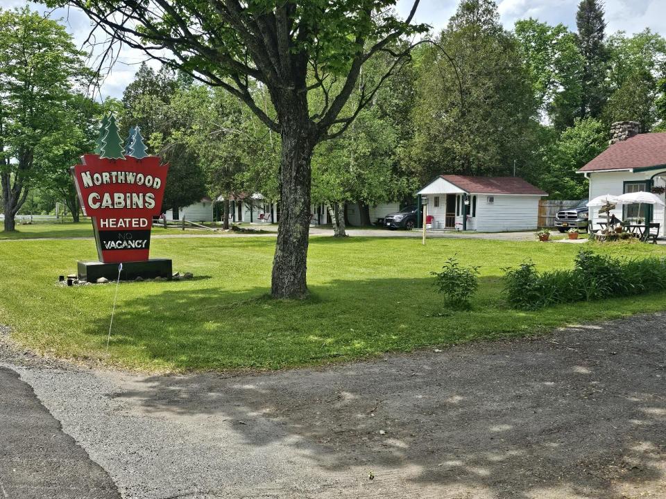 Northwood Cabins - ext of a few cabins w