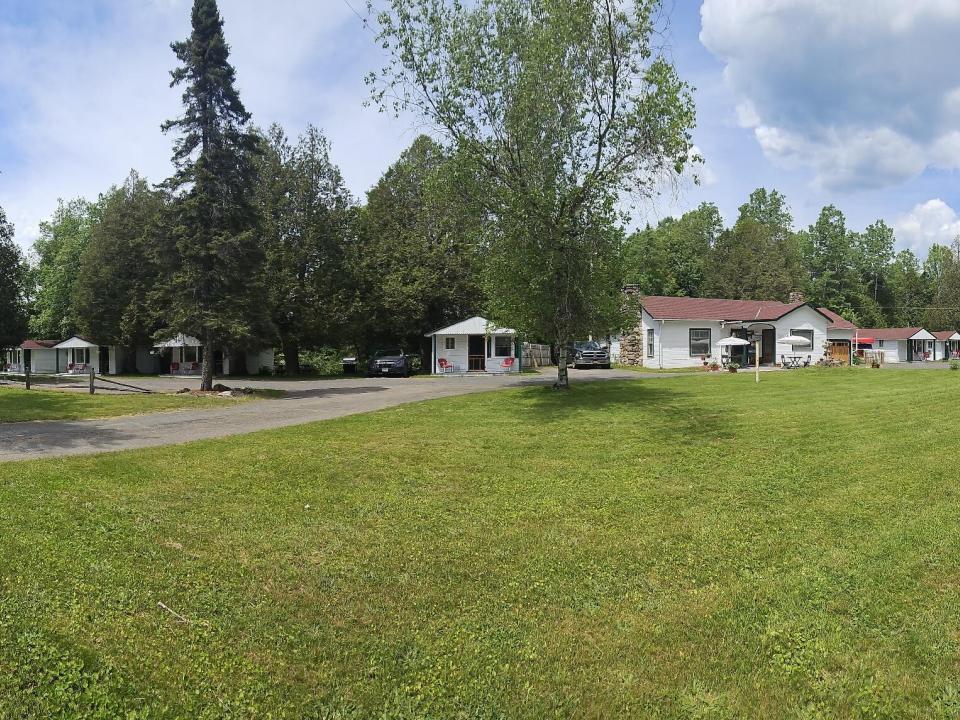 Northwood Cabins - ext panoramic with si