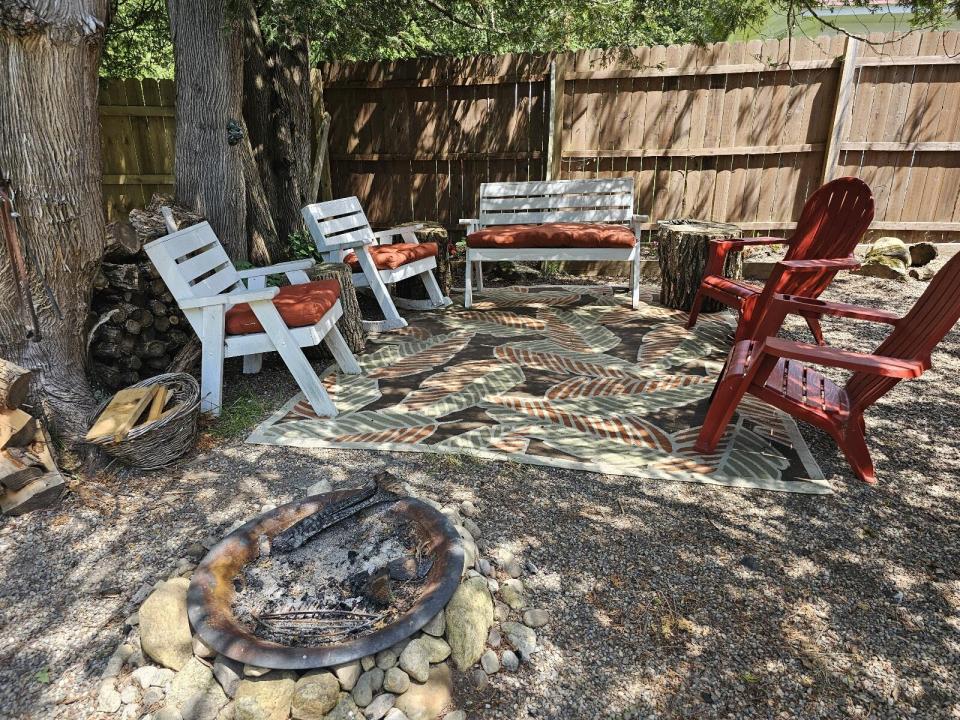 Northwood Cabins - sitting area behind m