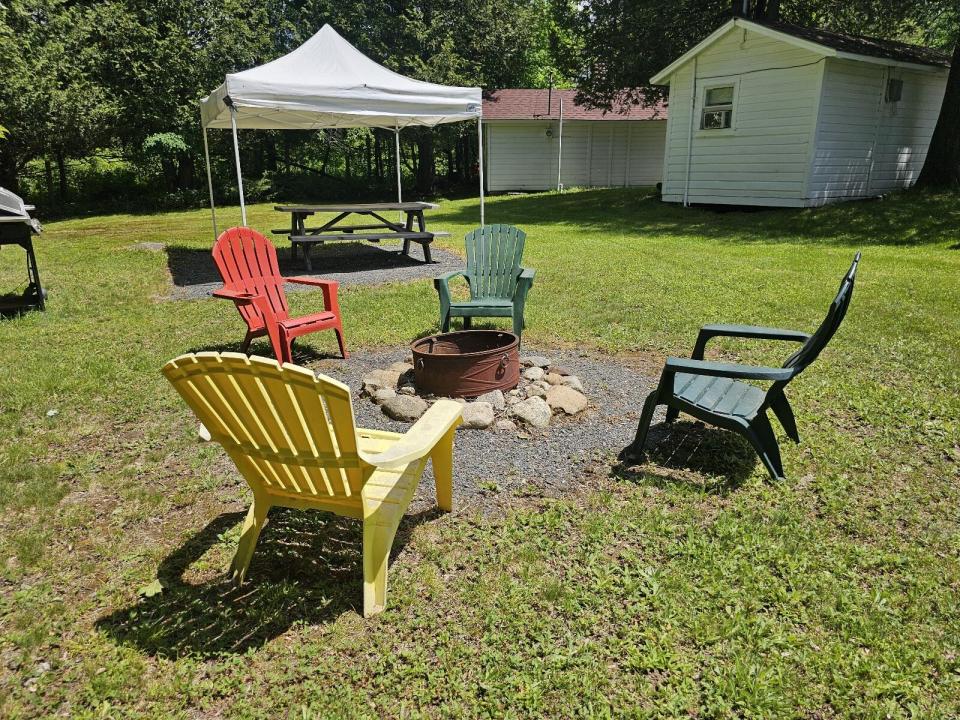 Northwood Cabins - sitting area with fir