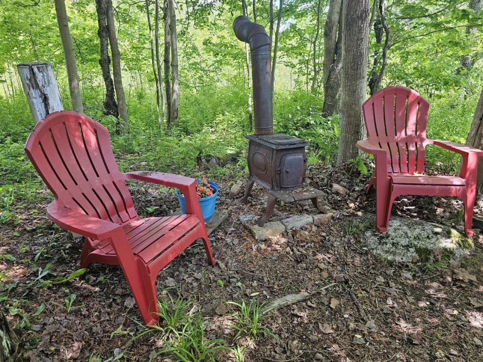 Northwood Cabins - sitting area with sto