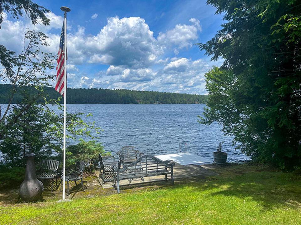 SilverLakeHome_Yard_SittingArea_Lake