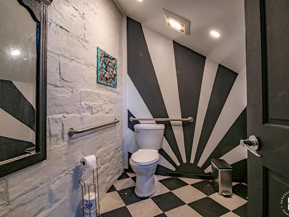 BarnDoorTavernInEssex_Bathroom