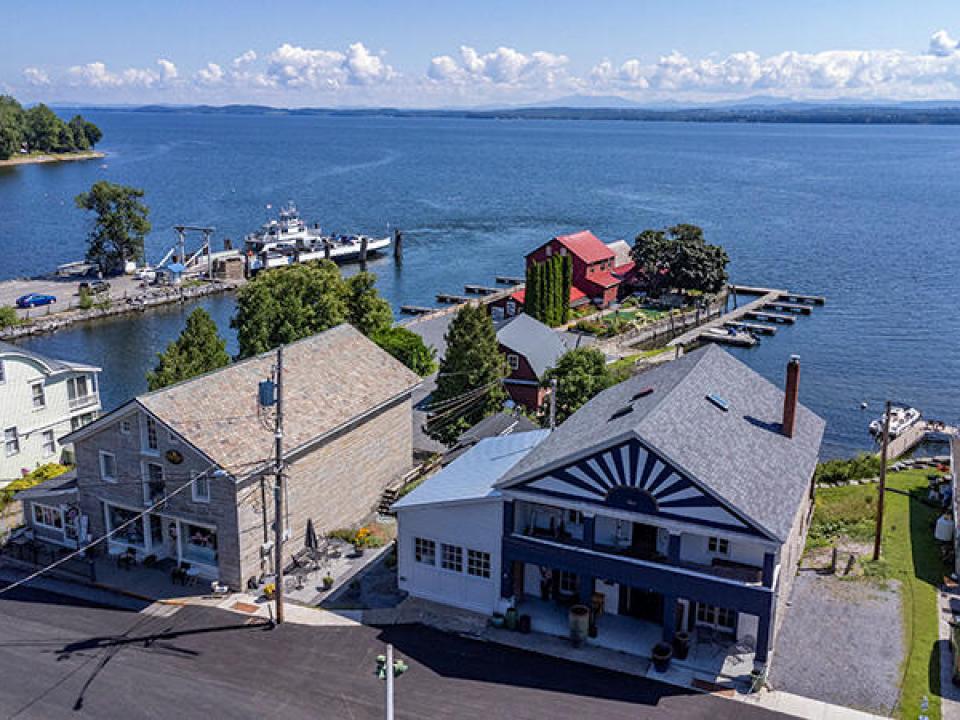 BarnDoorTavernInEssex_A_Exterior_Ferry