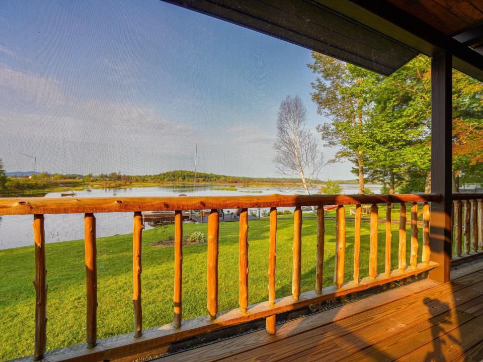 Kenniston - Lake Simond - screen porch m