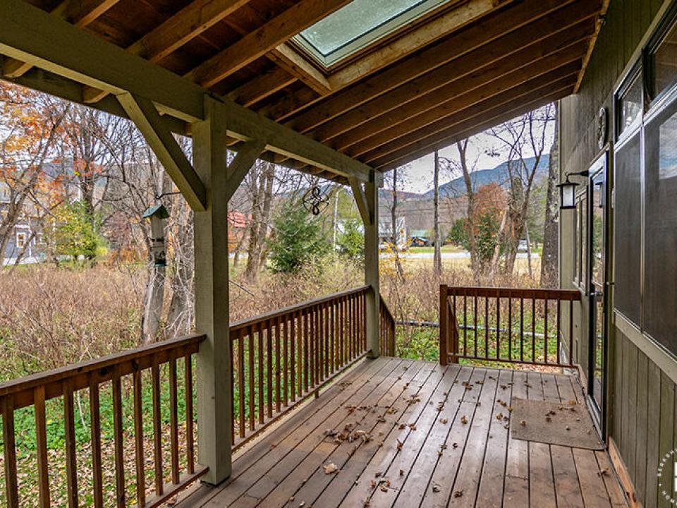 KeeneValleyHomeOnMasonYoung_CoveredPorch