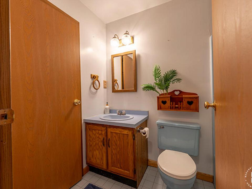 CapeCodStyleInKeeneValley_Bathroom1