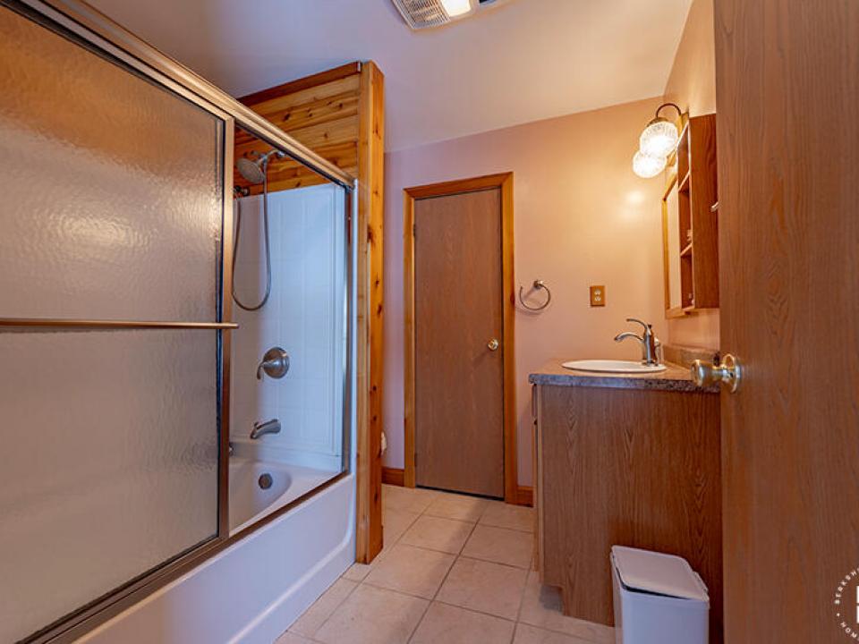 CapeCodStyleInKeeneValley_Bathroom2