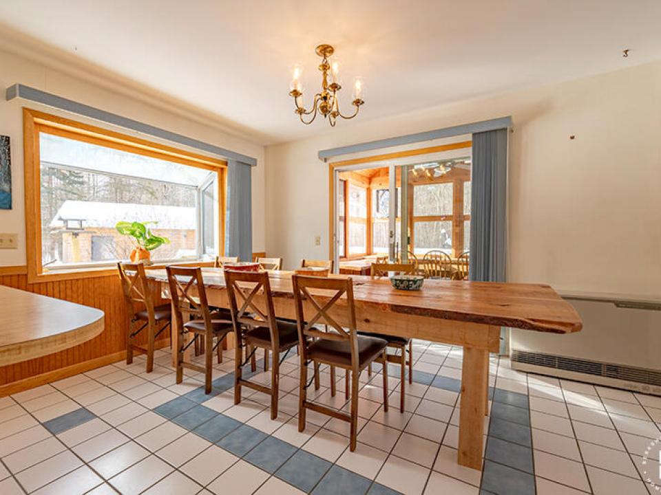 CapeCodStyleInKeeneValley_DiningRoom