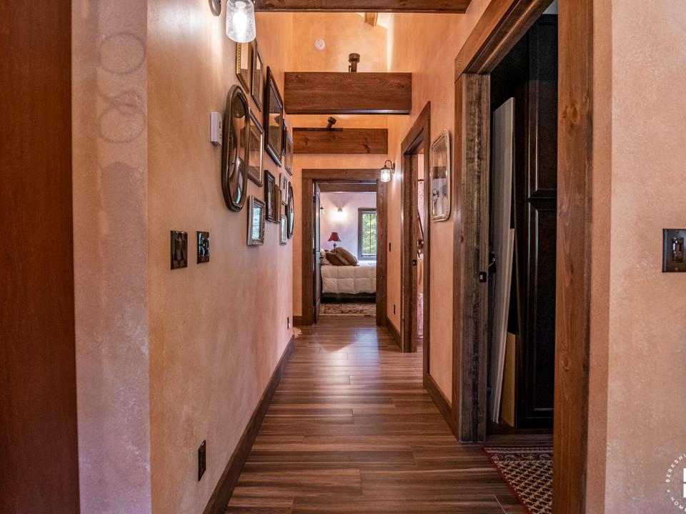 PinnacleLodge_Villa_Hallway