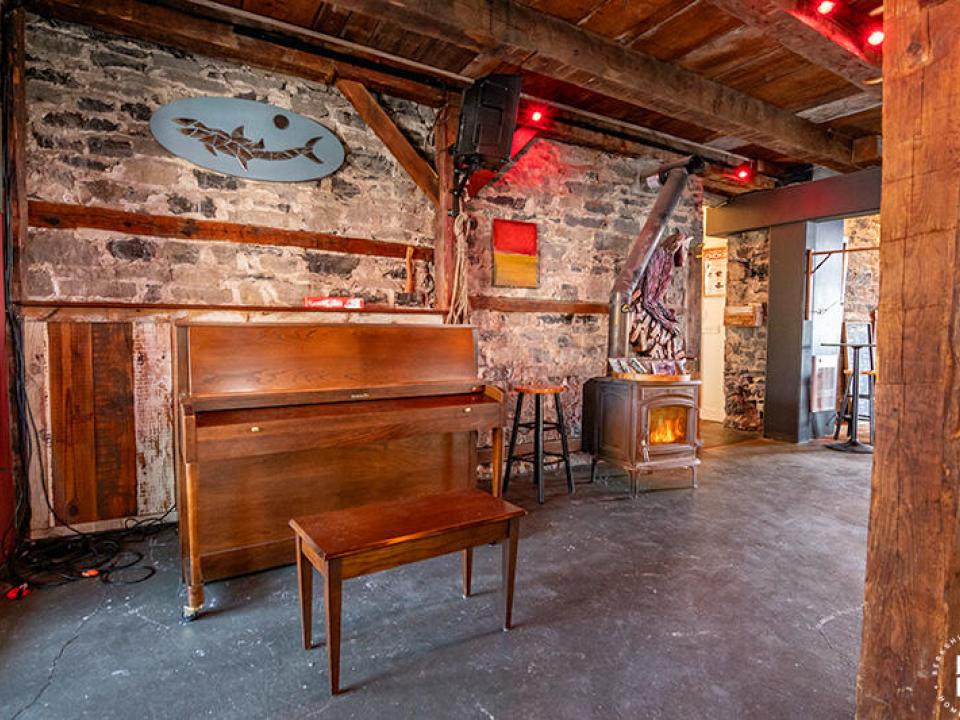 BarnDoorTavernInEssex_Piano_Woodstove