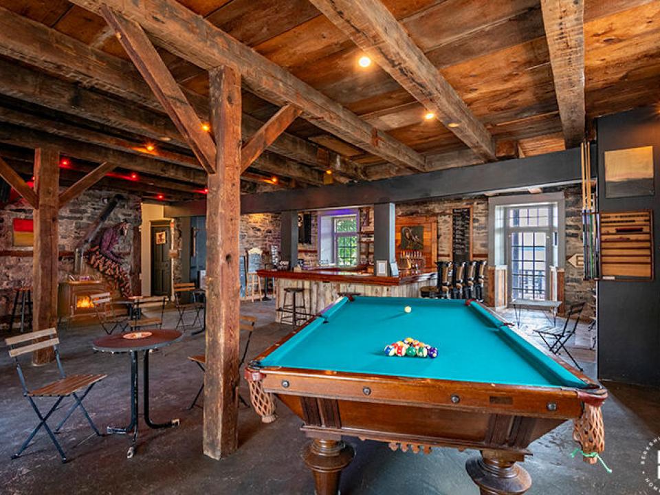 BarnDoorTavernInEssex_PoolTable_To_Bar